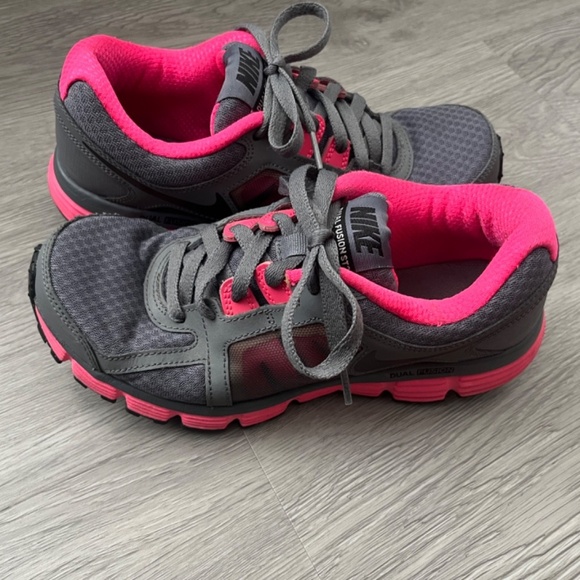 Nike Women's Dual Fusion ST2 Sneakers, Gray/Hot Pink Size 7 - Picture 8 of 16